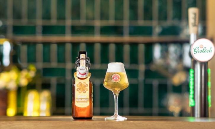 Grolsch Geloof beugelfles en glas op de bar